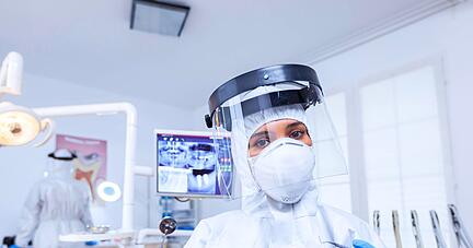 Die Schutzmontur am Patienten mit Haube, Schutzbrille, Visier, FFP2-Maske, Schutzanzug und Handschuhen.
 Foto: Dragos Condrea/stock.adobe.com