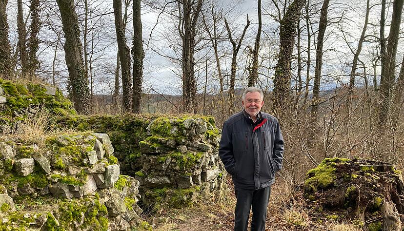Ortshistoriker Karlheinz Englert erklärt, was es mit den Burgruinen und der Sage vom "Stummen Brünnele" auf sich hat. Ortshistoriker Karlheinz Englert erklärt, was es mit den Burgruinen und der Sage vom "Stummen Brünnele" auf sich hat.