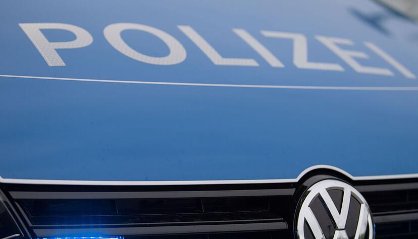 Die Autofahrerin soll den vorfahrtberechtigten Motorradfahrer übersehen haben. (Symbolbild) Die Autofahrerin soll den vorfahrtberechtigten Motorradfahrer übersehen haben. (Symbolbild)