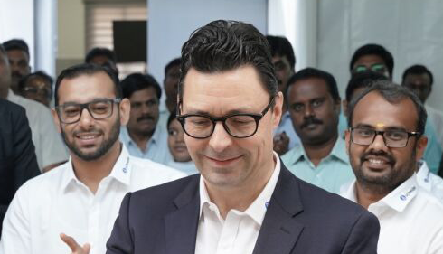 Andreas Ripsam, Geschäftsführer von AS-Schneider, bei der Einweihung des neuen Werks in Indien. Andreas Ripsam, Geschäftsführer von AS-Schneider, bei der Einweihung des neuen Werks in Indien.