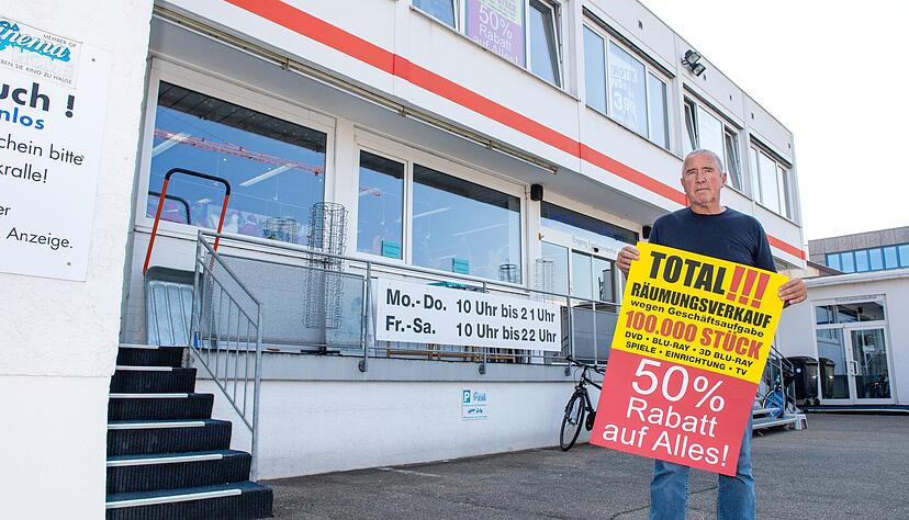 Herbert Huth vor der Videothek in der Weinsberger Straße in Heilbronn: Schweren Herzens schließen er und seine Frau das Geschäft für immer.
Foto: Mario Berger Herbert Huth vor der Videothek in der Weinsberger Straße in Heilbronn: Schweren Herzens schließen er und seine Frau das Geschäft für immer.
Foto: Mario Berger