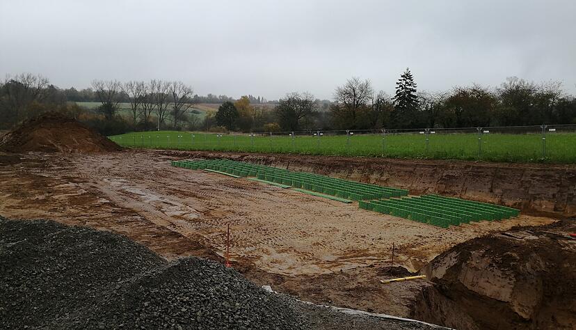 Die Kollektoren für Erdwärme werden auf dem Bolzplatz verlegt.