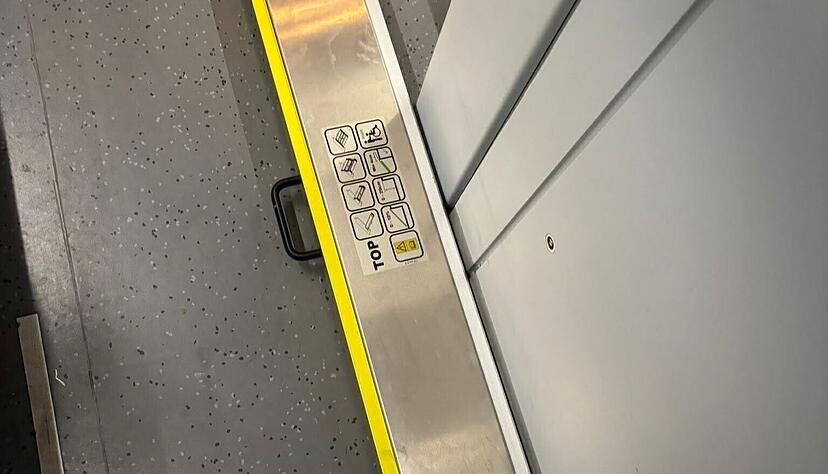 Diese Rollstuhlrampe hat zwei Fahrgäste am selben Tag im Zug nach Schwäbisch Hall am Kopf verletzt. Das schwere Metallteil ist offenbar in einem Schrank in der Nähe der Toiletten verstaut und rausgefallen. Das Foto stammt von Hannes Weindorfs Sohn. Diese Rollstuhlrampe hat zwei Fahrgäste am selben Tag im Zug nach Schwäbisch Hall am Kopf verletzt. Das schwere Metallteil ist offenbar in einem Schrank in der Nähe der Toiletten verstaut und rausgefallen. Das Foto stammt von Hannes Weindorfs Sohn.
