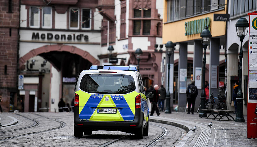 Nach der Vergewaltigung einer 18-Jährigen durch mehrere Männer will das baden-württembergische Innenministerium mit der Stadt Freiburg über eine bessere Sicherheitslage reden. Foto: dpa