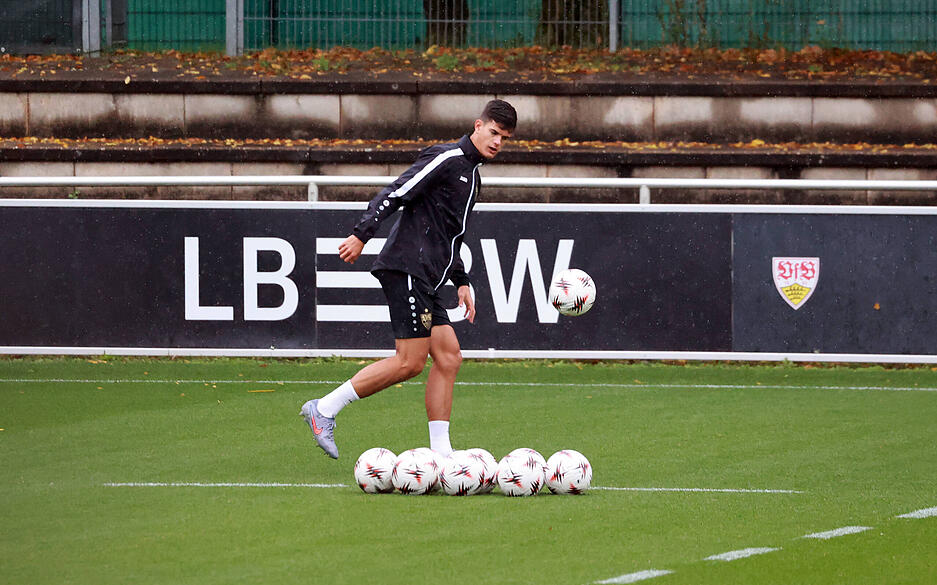 Auch Chema Andres war im Training des VfB Stuttgart dabei. Der junge Spanier ersetzte zuletzt Kapitän Atakan Karazor.