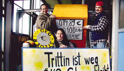 Die Bad Rappenauer Wolfsstecher Siegfried Reim (von links), Petra und Georg Endreß nehmen mit ihrem Motivwagen das Thema hohe Benzinpreise auf die Schippe: „Das betrifft alle, und jeder ärgert sich darüber.“ (Foto: Karoline Beck) Die Bad Rappenauer Wolfsstecher Siegfried Reim (von links), Petra und Georg Endreß nehmen mit ihrem Motivwagen das Thema hohe Benzinpreise auf die Schippe: „Das betrifft alle, und jeder ärgert sich darüber.“ (Foto: Karoline Beck)
