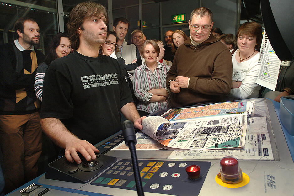 Gro&szlig;es Interesse zeigen Besucher am Leitstand w&auml;hrend der Druckhausf&uuml;hrung. Aufnahme aus dem Jahr 2005.