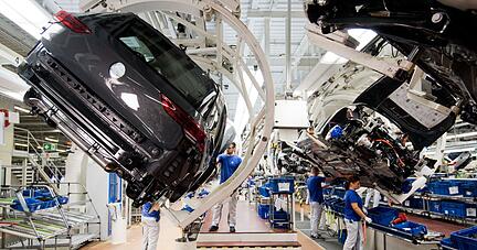 Ein neuer Volkswagen Golf 8 (l) schwebt an einer Produktionslinie im VW Werk. Ein neuer Volkswagen Golf 8 (l) schwebt an einer Produktionslinie im VW Werk.