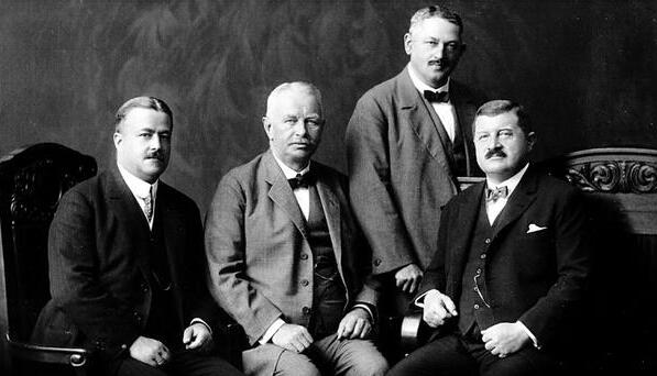 Otto Uebele (zweiter von links), hier im Kreise seiner Geschäftspartner, ist der wohl berühmteste Auswanderer aus Künzelsau.