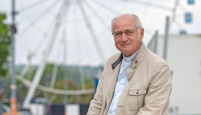 Wasen-Pfarrer Johannes Bräuchle auf dem Festgelände in Stuttgart-Bad Cannstatt. Hier geht am Freitag der Rummel los.
Foto: Christiana Kunz Wasen-Pfarrer Johannes Bräuchle auf dem Festgelände in Stuttgart-Bad Cannstatt. Hier geht am Freitag der Rummel los.
Foto: Christiana Kunz
