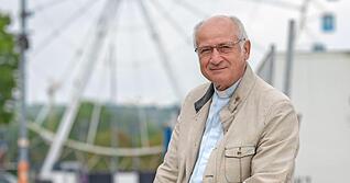 Wasen-Pfarrer Johannes Bräuchle auf dem Festgelände in Stuttgart-Bad Cannstatt. Hier geht am Freitag der Rummel los.
Foto: Christiana Kunz Wasen-Pfarrer Johannes Bräuchle auf dem Festgelände in Stuttgart-Bad Cannstatt. Hier geht am Freitag der Rummel los.
Foto: Christiana Kunz