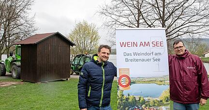 Es wird aufgebaut: Dirk Mosthaf (links) und Wolfram Linnebach freuen sich auf das Event, das als "empfohlenes Weinfest" zertifiziert ist.
 Foto: Andreas Veigel