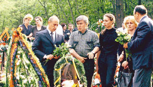 Der russische Pr&auml;sident Wladimir Putin (links) und der baschkirische Pr&auml;sident Murtasa Rachimow sprechen im Juli 2002 auf dem Friedhof in Ufa mit Angeh&ouml;rigen. Einer von ihnen, Witali Kalojew, steht nun vor Gericht. (Foto: dpa)