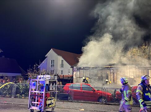 Feuerwehrleute bringen das Feuer unter Kontrolle. Feuerwehrleute bringen das Feuer unter Kontrolle.