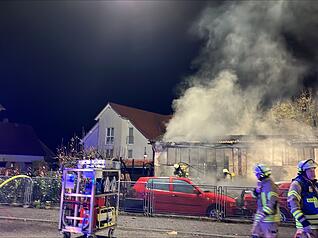 Feuerwehrleute bringen das Feuer unter Kontrolle. Feuerwehrleute bringen das Feuer unter Kontrolle.