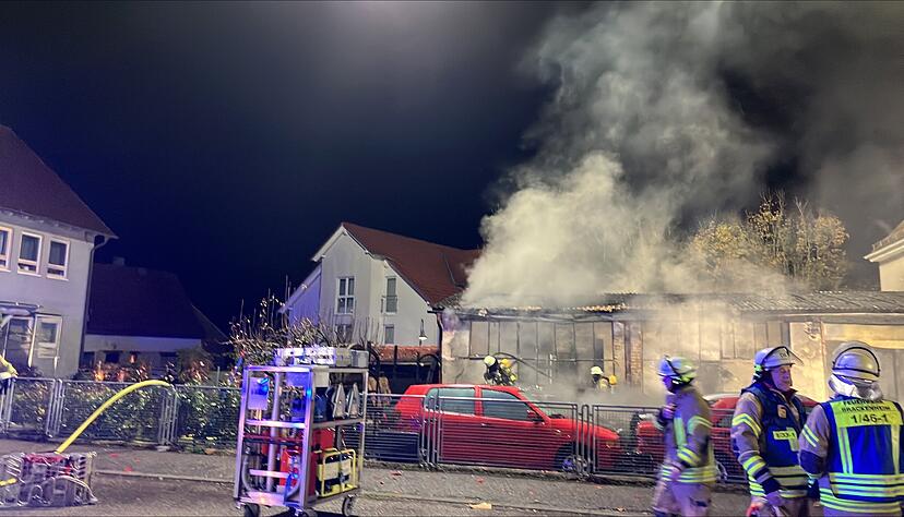 Feuerwehrleute bringen das Feuer unter Kontrolle. Feuerwehrleute bringen das Feuer unter Kontrolle.