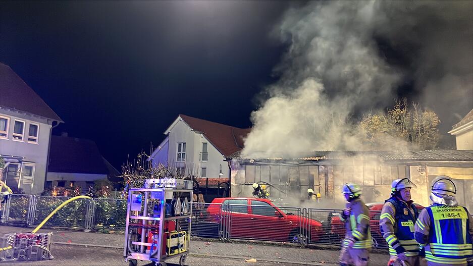 Feuerwehrleute bringen das Feuer unter Kontrolle. Feuerwehrleute bringen das Feuer unter Kontrolle.