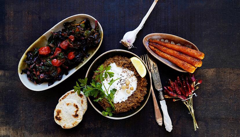 Die Auswahl der Zutaten für beispielsweise geschmorten Mangold mit Kichererbsen-Crème und Chili-Möhren folgt nach dem Prinzip: regional, saisonal, frisch vom Markt. Die Auswahl der Zutaten für beispielsweise geschmorten Mangold mit Kichererbsen-Crème und Chili-Möhren folgt nach dem Prinzip: regional, saisonal, frisch vom Markt.