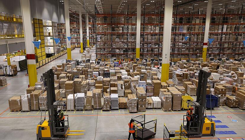 Ein Amazon-Logistikzentrum in Dummerstorf, Mecklenburg-Vorpommern. Der US-Konzern kündigt eine Lohnerhöhung für seine Logistik-Mitarbeiter in Deutschland an. Ein Amazon-Logistikzentrum in Dummerstorf, Mecklenburg-Vorpommern. Der US-Konzern kündigt eine Lohnerhöhung für seine Logistik-Mitarbeiter in Deutschland an.
