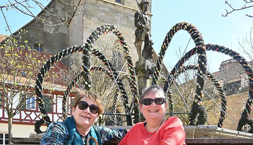 Doris Anger und Sylvia Kobald (r.) treffen sich gerne Samstags am Marktplatz. Doris Anger und Sylvia Kobald (r.) treffen sich gerne Samstags am Marktplatz.