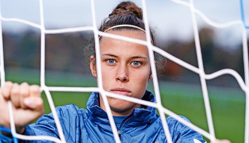 Nicole Billa hält mit Hoffenheim die Kraichgauer Fahnen im Frauen-Fußball hoch: Die TSG stellt neben seinem Erstliga-Team auch einen Zweitligisten, Hoffenheim III spielt in der Landesliga − selbst da gibt es kaum Konkurrenz vor der Haustür. Nicole Billa hält mit Hoffenheim die Kraichgauer Fahnen im Frauen-Fußball hoch: Die TSG stellt neben seinem Erstliga-Team auch einen Zweitligisten, Hoffenheim III spielt in der Landesliga − selbst da gibt es kaum Konkurrenz vor der Haustür.