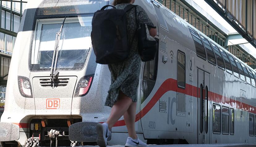 Im Fernverkehr mit der Bahn wachsen die Fahrgastzahlen. (Archivbild)