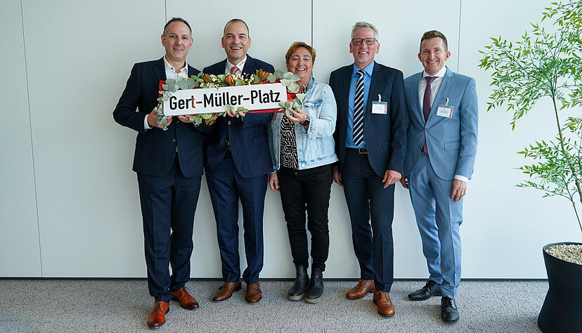 Große Ehre für Gert Müller: Der Platz am neuen Headquarter im Gewerbepark Kupferzell ist nun nach dem geschäftsführenden Gesellschafter der Gemü-Gruppe benannt. Auf dem Bild von links: Christoph Spieles (Bürgermeister Kupferzell), Gert Müller, Claudia Rohn (Geschäftsführerin Gewerbepark Hohenlohe), Bernd Herzog (Bürgermeister Waldenburg), Stefan Neumann (Bürgermeister Künzelsau). Große Ehre für Gert Müller: Der Platz am neuen Headquarter im Gewerbepark Kupferzell ist nun nach dem geschäftsführenden Gesellschafter der Gemü-Gruppe benannt. Auf dem Bild von links: Christoph Spieles (Bürgermeister Kupferzell), Gert Müller, Claudia Rohn (Geschäftsführerin Gewerbepark Hohenlohe), Bernd Herzog (Bürgermeister Waldenburg), Stefan Neumann (Bürgermeister Künzelsau).