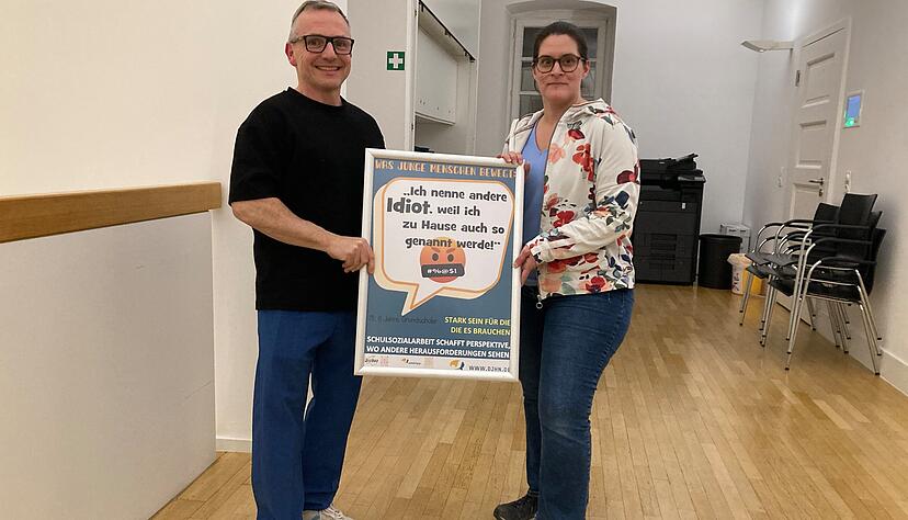 Plakate geben jungen Menschen eine Plattform: Jugendkoordinator David Menner und Mitarbeiterin Cathrin Weiler (beide DJHN) zeigen ein Beispiel.
Foto: J&ouml;rg K&uuml;hl