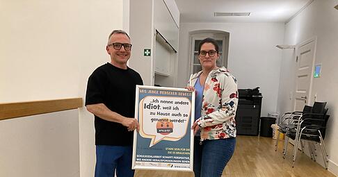 Plakate geben jungen Menschen eine Plattform: Jugendkoordinator David Menner und Mitarbeiterin Cathrin Weiler (beide DJHN) zeigen ein Beispiel.
Foto: J&ouml;rg K&uuml;hl