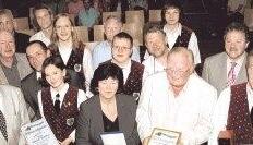 Mehrere aktive und passive Mitglieder des Musikvereins Ilsfeld freuten sich über die Ehrung, die sie für Engagement und Förderung erhielten.Foto: Ute Knödler