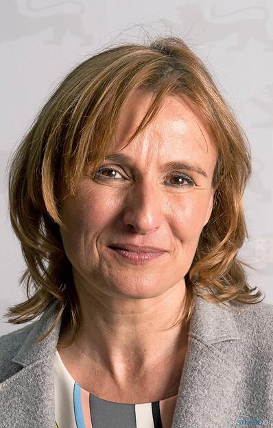 Katrin Schütz wird Staatssekretärin im Wirtschaftsministerium. Die 49-Jährige aus Karlsruhe war 15 Jahre Geschäftsführerin eines mittelständischen Betriebes, ehe sie 2006 in den Landtag kam. Das Abgeordnetenmandat hat die Generalsekretärin der Südwest-CDU am 13. März verloren. Schütz hat zwei Söhne. Katrin Schütz wird Staatssekretärin im Wirtschaftsministerium. Die 49-Jährige aus Karlsruhe war 15 Jahre Geschäftsführerin eines mittelständischen Betriebes, ehe sie 2006 in den Landtag kam. Das Abgeordnetenmandat hat die Generalsekretärin der Südwest-CDU am 13. März verloren. Schütz hat zwei Söhne.