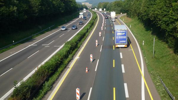 Während der Hauptarbeiten stehen dem Verkehr pro Fahrtrichtung nach wie vor zwei Fahrstreifen zur Verfügung, allerdings mit reduzierter Breite und beschränkter Geschwindigkeit. Während der Hauptarbeiten stehen dem Verkehr pro Fahrtrichtung nach wie vor zwei Fahrstreifen zur Verfügung, allerdings mit reduzierter Breite und beschränkter Geschwindigkeit.
