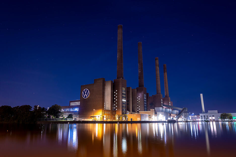 Das VW-Kraftwerk auf dem Gelände vom Volkswagen Stammwerk am Abend. Eine IT-Störung hat die zentrale Infrastruktur des Volkswagen-Konzerns lahmgelegt. Das VW-Kraftwerk auf dem Gelände vom Volkswagen Stammwerk am Abend. Eine IT-Störung hat die zentrale Infrastruktur des Volkswagen-Konzerns lahmgelegt.