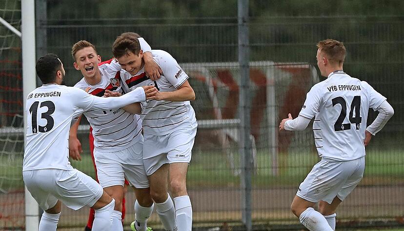 Fr&uuml;he F&uuml;hrung: (von links) Serhat Ayvaz und Jan-Hendrik Hoyer nehmen Torsch&uuml;tze Marinko Balikic in den Arm, Till Schweizer (re.) gesellt sich dazu.
Foto: Alexander Bertok