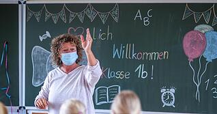 In Mecklenburg-Vorpommern und Schleswig-Holstein beginnt heute das neue Schuljahr. Masken und Tests sollen für einen reibungslosen Schulbetrieb sorgen. In Mecklenburg-Vorpommern und Schleswig-Holstein beginnt heute das neue Schuljahr. Masken und Tests sollen für einen reibungslosen Schulbetrieb sorgen.