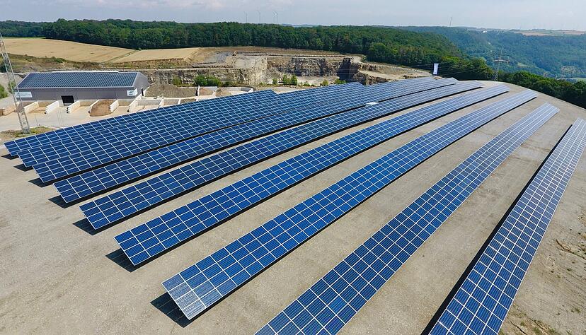 Nicht überall sind die Voraussetzungen so optimal wie auf dem Hochplateau im Rüblinger Steinbruch. Aber dass Solarparks die Zukunft sind, das ist gewiss.
Foto: Archiv/privat Nicht überall sind die Voraussetzungen so optimal wie auf dem Hochplateau im Rüblinger Steinbruch. Aber dass Solarparks die Zukunft sind, das ist gewiss.
Foto: Archiv/privat
