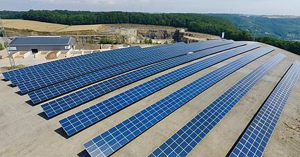 Nicht &uuml;berall sind die Voraussetzungen so optimal wie auf dem Hochplateau im R&uuml;blinger Steinbruch. Aber dass Solarparks die Zukunft sind, das ist gewiss.
Foto: Archiv/privat