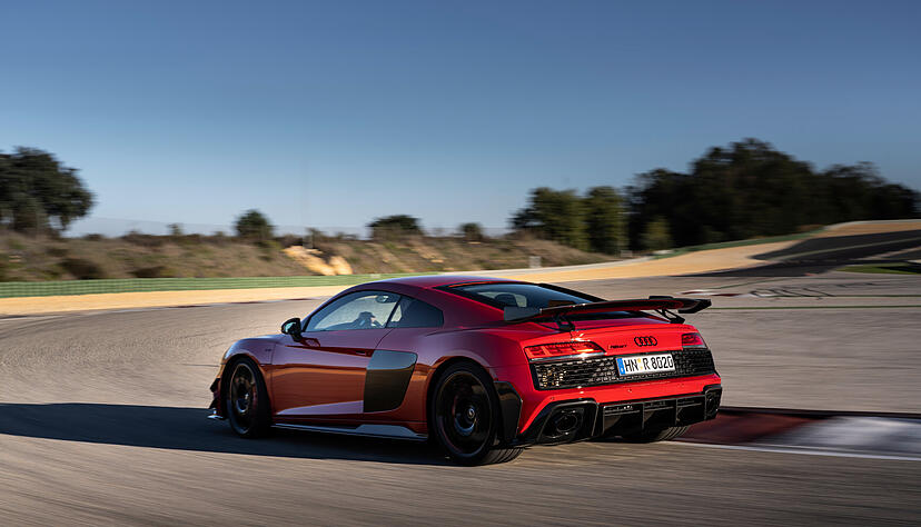 Mit dem Sondermodell R8 V10 GT RWD, das auf 333 Exemplare limitiert war, setzte Audi einen kr&ouml;nenden Schlusspunkt.