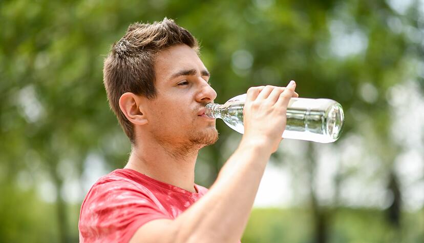 Wird Wasser k&uuml;hl, dunkel und trocken gelagert, ist es auch viele Monate nach dem Ablauf des Mindesthaltbarkeitsdatums noch trinkbar.
