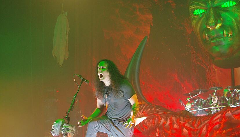 Kreator-Frontmann Mille Petrozza in der MHP-Arena: Es muss stets etwas dämonisch sein. Kreator-Frontmann Mille Petrozza in der MHP-Arena: Es muss stets etwas dämonisch sein.