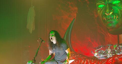 Kreator-Frontmann Mille Petrozza in der MHP-Arena: Es muss stets etwas d&auml;monisch sein.