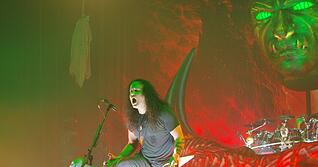 Kreator-Frontmann Mille Petrozza in der MHP-Arena: Es muss stets etwas d&auml;monisch sein.