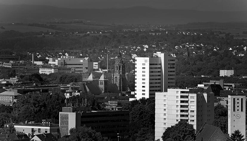 Die Stadt im Dunkeln: Dass in Heilbronn oder in der Region für längere Zeit der Strom ausfällt, halten Netzbetreiber für unwahrscheinlich.
Foto: Archiv/Veigel, Montage HSt Die Stadt im Dunkeln: Dass in Heilbronn oder in der Region für längere Zeit der Strom ausfällt, halten Netzbetreiber für unwahrscheinlich.
Foto: Archiv/Veigel, Montage HSt