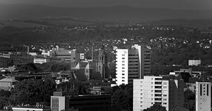 Die Stadt im Dunkeln: Dass in Heilbronn oder in der Region für längere Zeit der Strom ausfällt, halten Netzbetreiber für unwahrscheinlich.
Foto: Archiv/Veigel, Montage HSt Die Stadt im Dunkeln: Dass in Heilbronn oder in der Region für längere Zeit der Strom ausfällt, halten Netzbetreiber für unwahrscheinlich.
Foto: Archiv/Veigel, Montage HSt