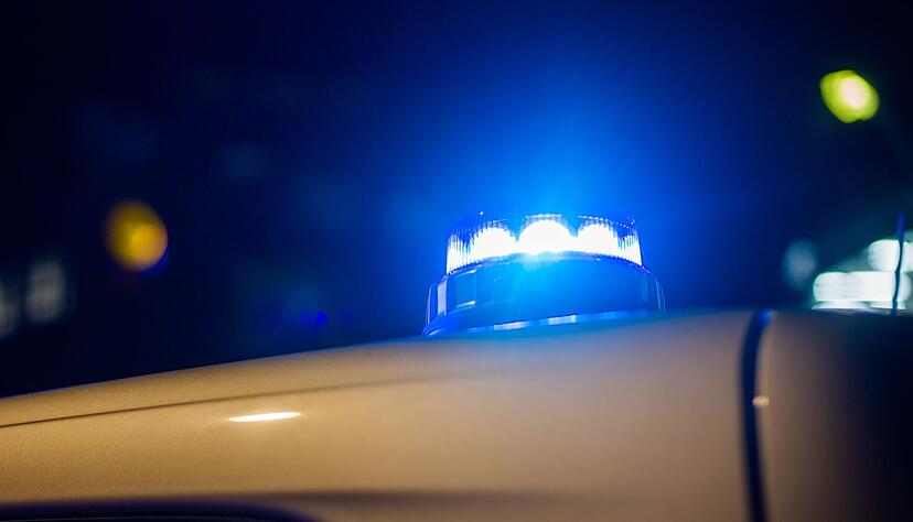 Ein Blaulicht leuchtet auf dem Dach eines Polizeifahrzeugs.