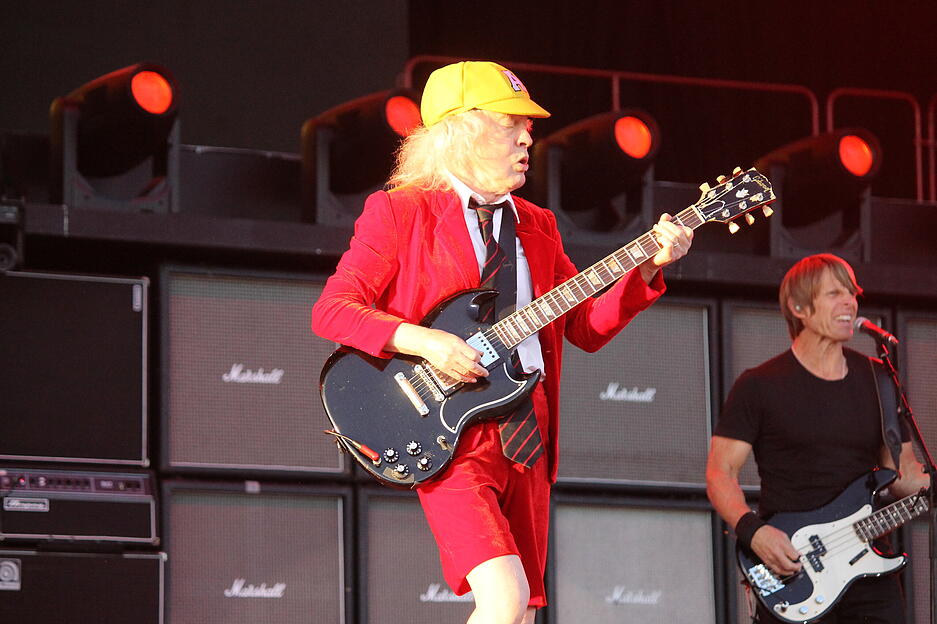 Gefeiert werden vor allem Sänger Brian Johnson und Gitarrist Angus Young.