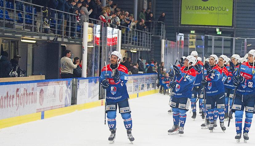 Robin Just (vorne von links), Paul Fabian, Malte Krenzlin, Lukas Wagner führen die Ehrenrunde der Heilbronner Falken nach ihrem letzten Saisonheimspiel an. Robin Just (vorne von links), Paul Fabian, Malte Krenzlin, Lukas Wagner führen die Ehrenrunde der Heilbronner Falken nach ihrem letzten Saisonheimspiel an.