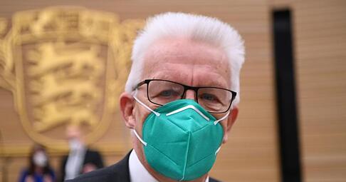 Winfried Kretschmann (B&uuml;ndnis 90/Die Gr&uuml;nen) steht im Plenum vor der Wahl des Ministerpr&auml;sidenten.