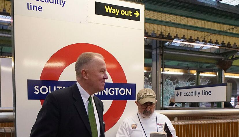 Manch eine Teilnehmerin oder ein Teilnehmer sorgten mit ausgefallener Unterwäsche für Aufmerksamkeit. Eigentlich soll es aber so wirken, als habe man nur seine Hose vergessen. Manch eine Teilnehmerin oder ein Teilnehmer sorgten mit ausgefallener Unterwäsche für Aufmerksamkeit. Eigentlich soll es aber so wirken, als habe man nur seine Hose vergessen.