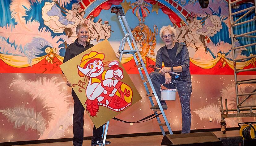 Vorfreude auf die Prunksitzungen: Wolfgang Riedle (links), zust&auml;ndig f&uuml;r die &Ouml;ffentlichkeitsarbeit beim GCV, und Maler Miroslav Spousta.